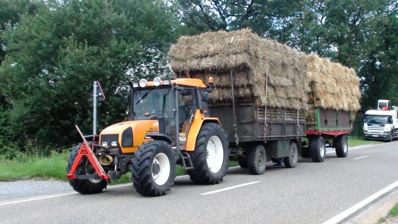 De boer komt toe met onze tweede lading stro.