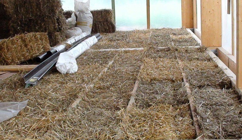 De vloer beneden zit vol met strobalen. Eefje en Freddy hebben hier hard gewerkt zodat er morgen enkel nog de gaten opgevuld moeten worden.