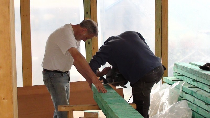 Jens en Papa Ronny zagen de balken op exact de juiste lengte om tussen de vertikale balken te passen.