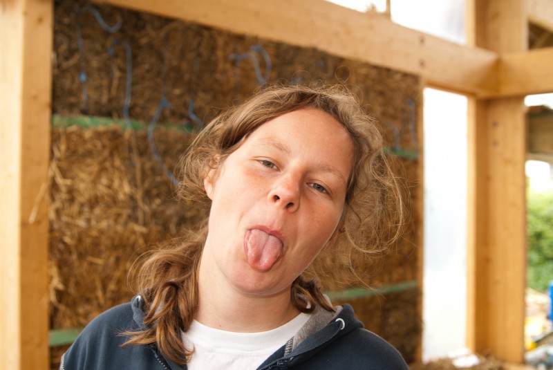 Eefje 'poseert' even voor onze eerste voltooide muur...