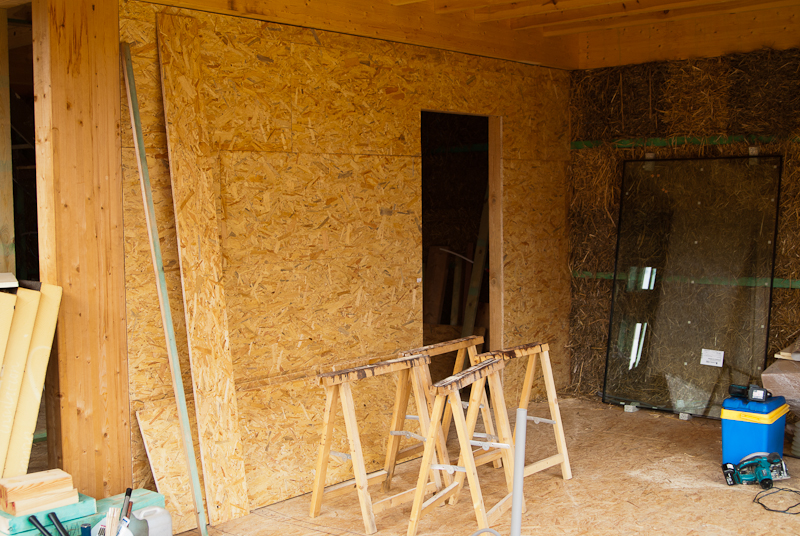 Langs de buitenkant wordt de binnenmuur met OSB-platen bekleed. Zo wordt deze stevig genoeg om er eendert wat aan te bevestigen.