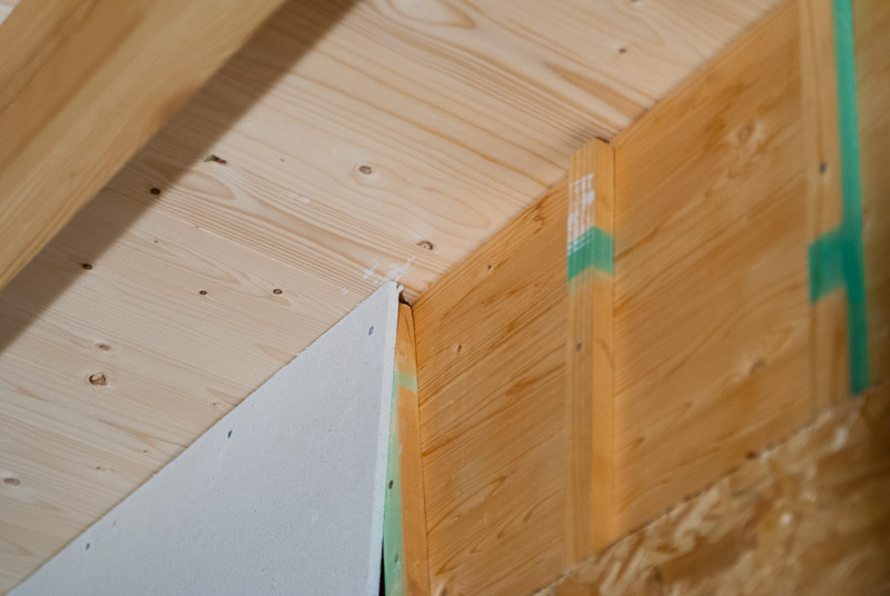 En als de rand van de plaat niet mooi op het balkje uitkomt, dan foefel je even door het balkje schuin te zetten...