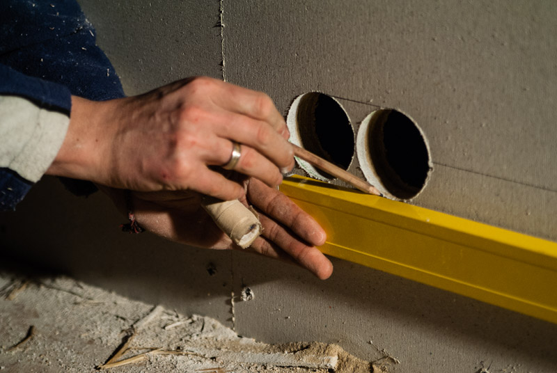 Stap 5: Teken boven en onder de gaten met behulp van de waterpas een lijn waarlangs we gaan zagen om 1 groot gat te verkrijgen.