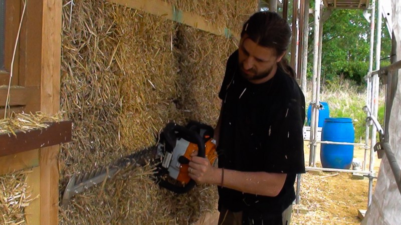 Met de Stihl heggeschaar gaat het scheren van het stro bijna vanzelf...