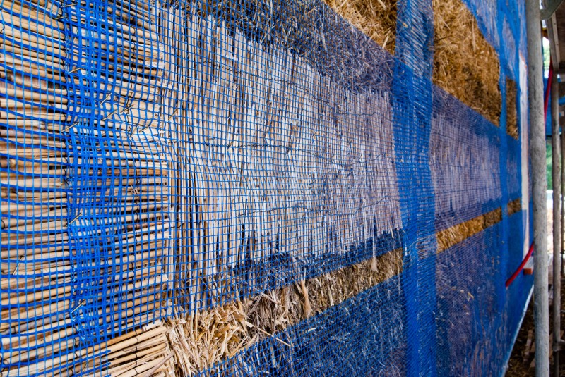 Boven het riet wordt het wapennet vastgeniet, telkens met een extra overlapping van ongeveer 10cm.