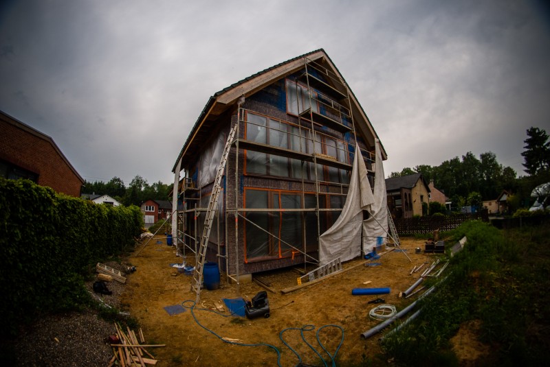 Eindelijk het huis is helemaal ingepakt en alle ramen zijn afgeplakt. Na het verwijderen van de plastiek geeft dit alweer een heel ander zicht op het huis. Het lijkt nu wel blauw door al het wapennet.