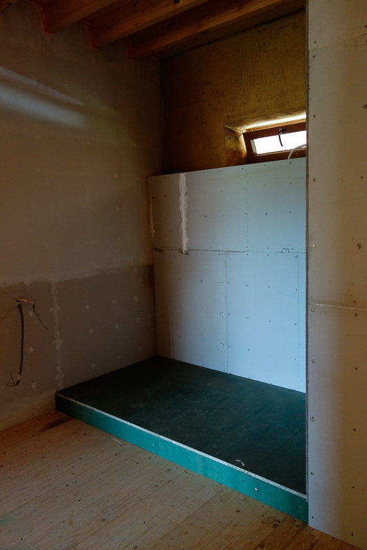 Het verhoogje van de douche is bedekt met waterdichte OSB en loopt netjes af richting douche.