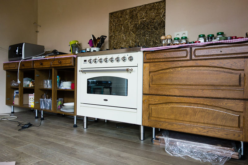 Onze keuken zoals ze er nu uitziet, voorlopig nog zonder deurtjes en ongeverfd.