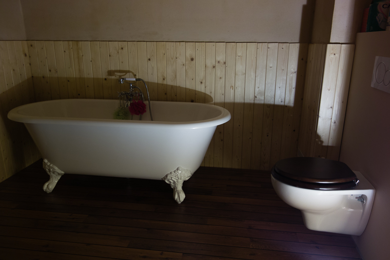 Ons bad - met klassieke kraan - staat klaar om heerlijk in weg te dromen.