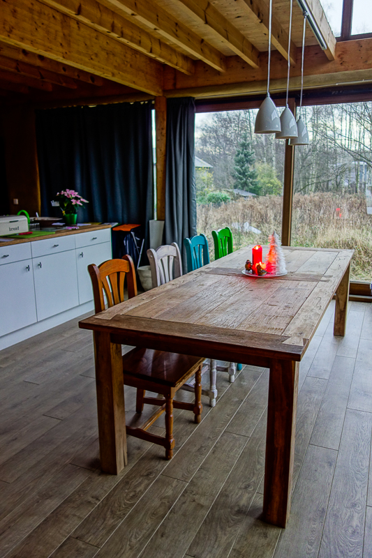 Aan onze eetkamer is makkelijk plaats voor 8 stoelen. In afwachting van onze nieuwe stoelen zet ik alvast onze kleurrijke verzameling stoelen aan Ã©Ã©n kant van de tafel.