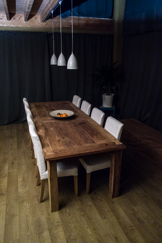 De eettafel voorzien van 8 comfortabele stoelen. Nu nog licht en we zijn helemaal klaar om mensen te ontvangen, zie!