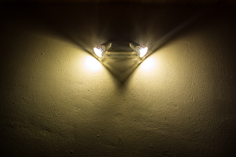 De LED-spotjes tonen mooi de structuur van de leemmuren.