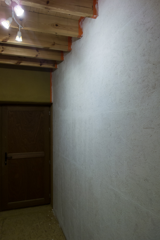 Een goed uurtje later is de hele muur met primer ingesmeerd. Zo zijn we klaar voor de leemfinish.