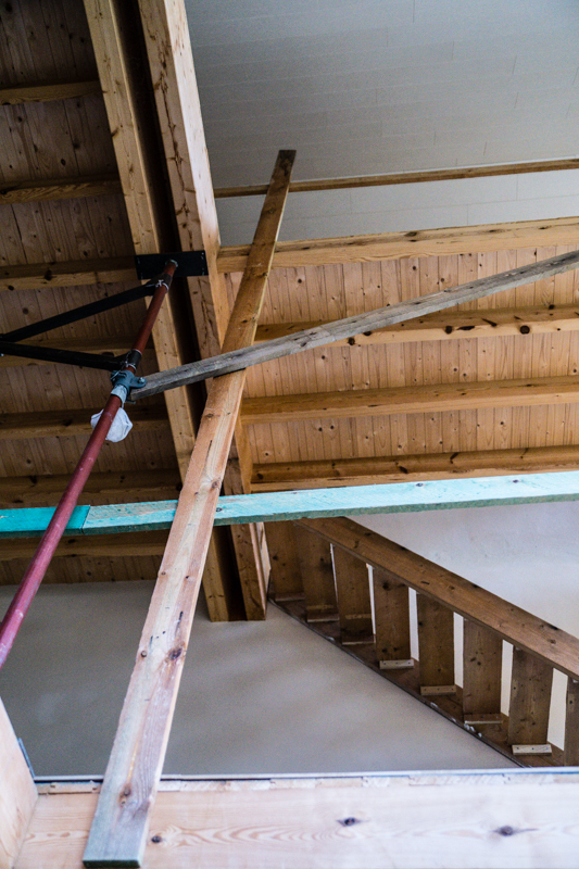 De steunplanken lopen van de eerste verdieping door tot een meter boven de vloer van de zolder. Horizontale planken zorgen voor een voorlopige balustrade.