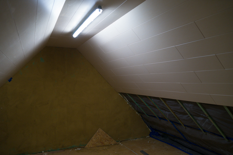 Een energiezuinige TL-lamp zorgt voor voldoende licht op het zolderke. Zo zal het afwerken van het laatste stukje plafond alvast een stuk makkelijker worden.