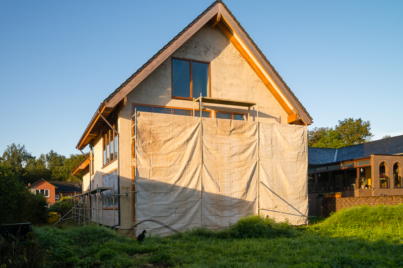 En natuulijk staat ook achteraan de stellling klaar. Hier zal wel nog een stukje stelling extra geplaatst moeten worden, want blijkbaar hadden we enkele stellingstukken te kort om helemaal tot boven aan de nok te raken.