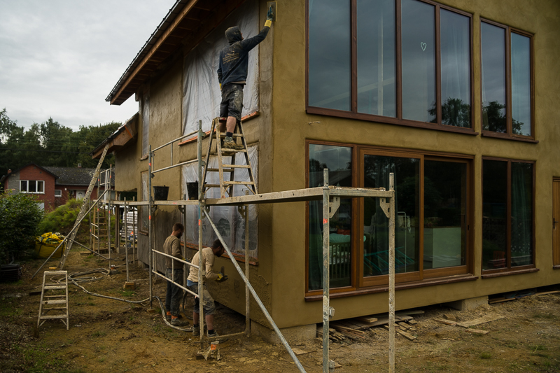 Bovenaan wordt er al volop gesponst terwijl onderaan de laatste afwerkingslaag gespoten en glad gestreken wordt. Er wordt niet getreuzeld bij 't Leemniscaat!