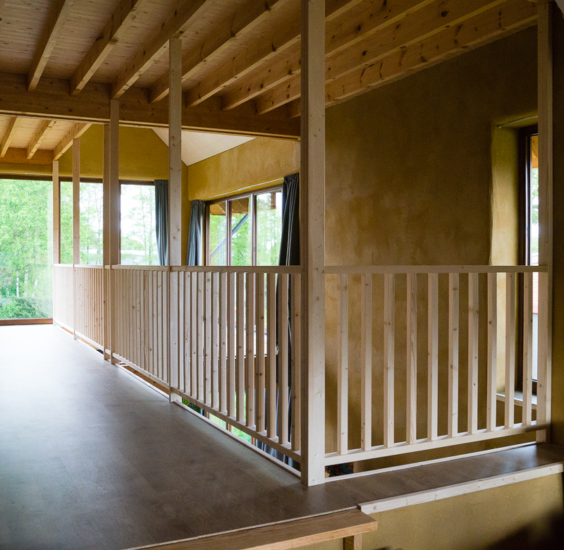 Op de eerste verdieping loopt de balustrade nu helemaal rondom de vide.