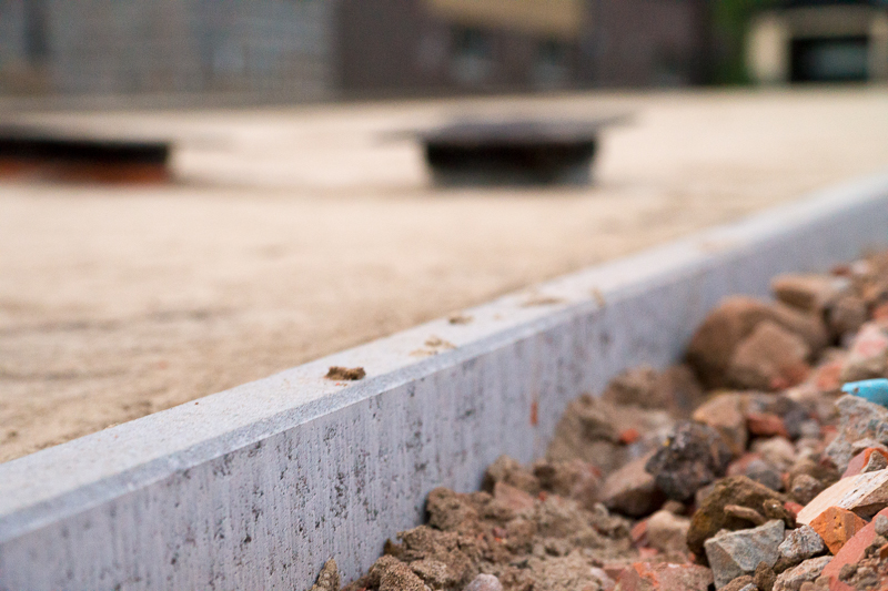 Een betonnen borduurke zorgt ervoor dat de oprit netjes afgebakend is.