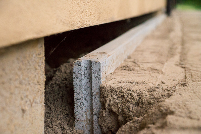 Op het uiteinde is de borduur nog niet afgesloten. Zo kunnen we maandag als we zien dat we voldoende materiaal hebben om de oprit te verlengen deze nog iets verder laten doorlopen.