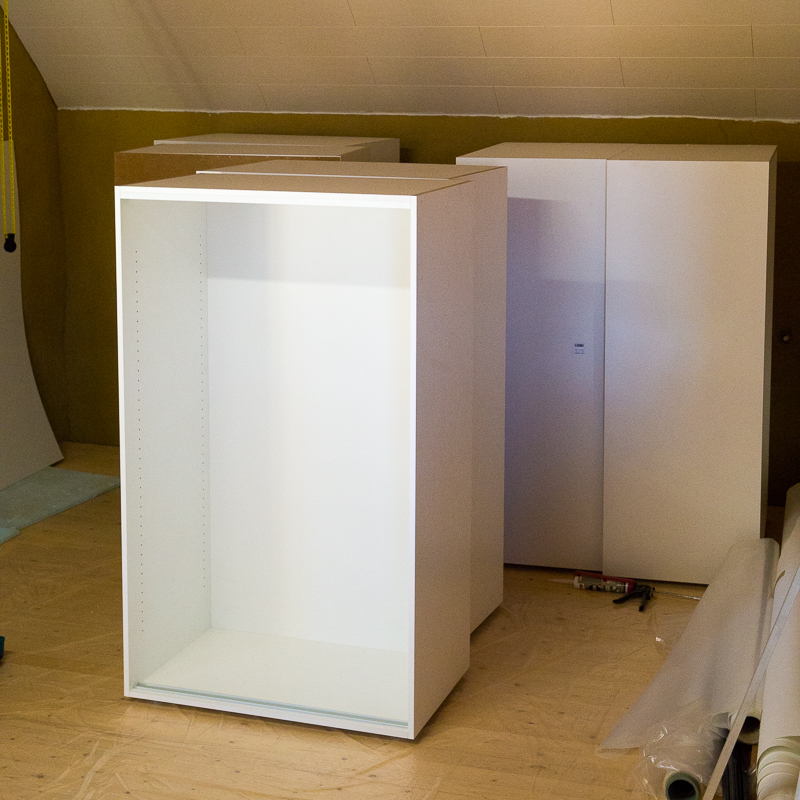 De kasten staan in de studio/atelier te wachten om volgende week op hun plaats gezet te worden.