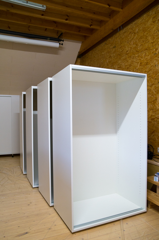 De overige 4 kasten staan te wachten om aan de tegenoverliggende muur op hun plaats gezet te worden.