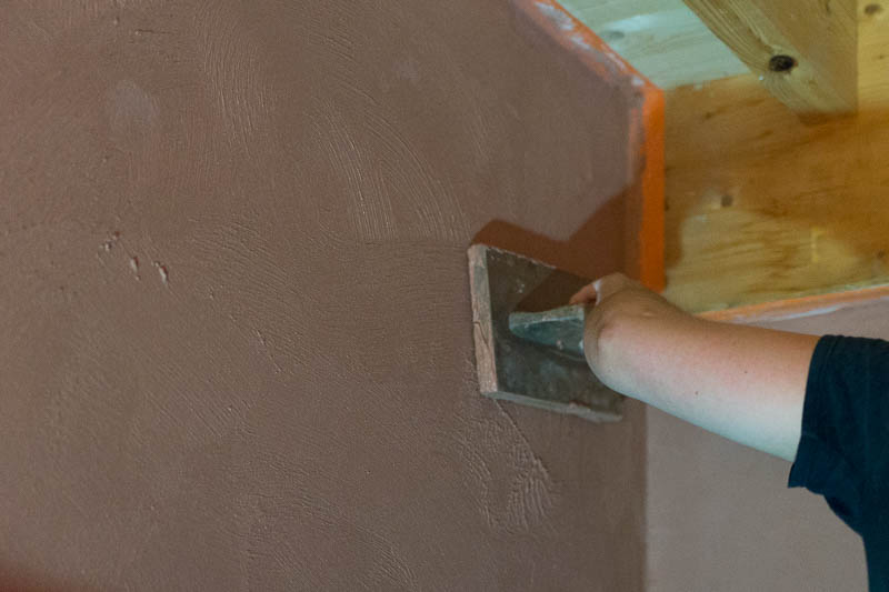 Suzan aan het werk met het houten schuurbord.