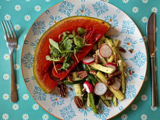 Steak van watermeloen met courgette en noten